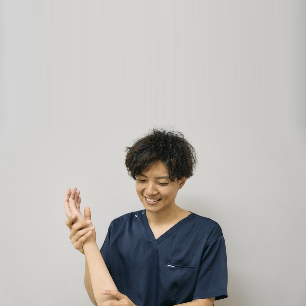 手をとって身体の状態をみる院長